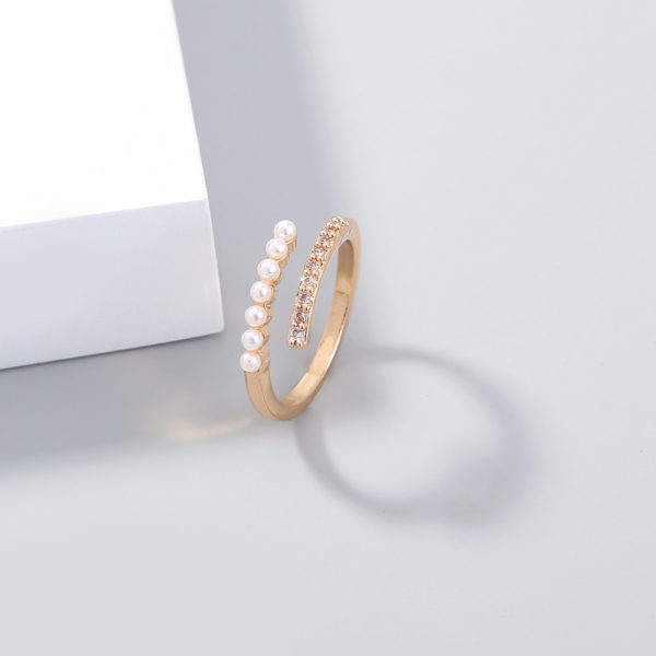 Rhinestone Spiral Pearl Ring